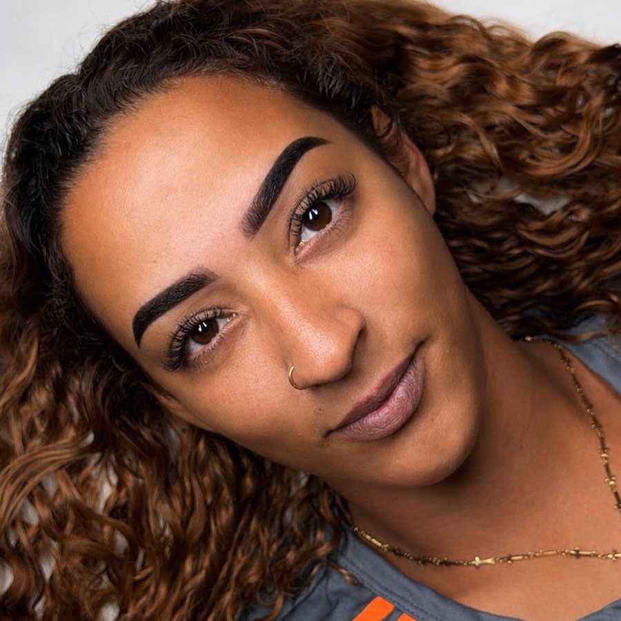 Sobrancelha feita no Estúdio Larissa Gomes